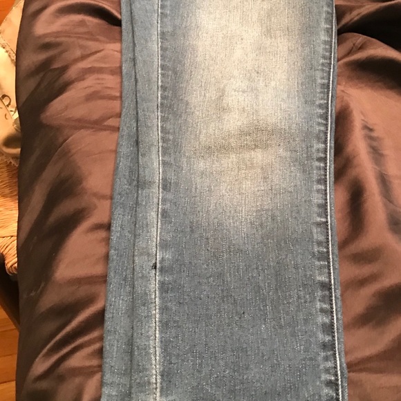 ☺️☺️Cute skinny silver stud jeans on each pocket ☺️☺️ zipper on legs. - Picture 3 of 3